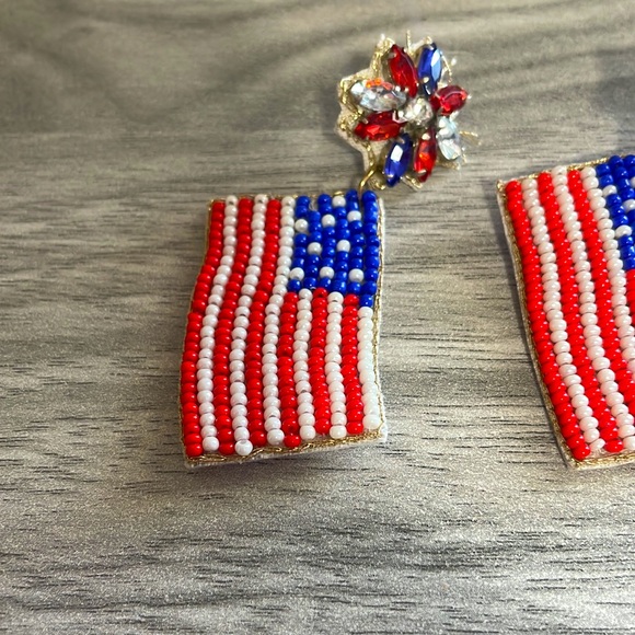 🎉❤️NEW America Flag Beaded Crystal Earrings - Picture 3 of 3